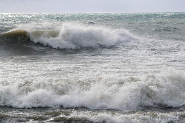 Шутки на пляже в Сочи закончились бедой: Девушку унесло в море на глазах у парня