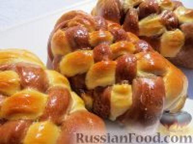 Фото к рецепту: Сдобные булочки с бананом и шоколадом