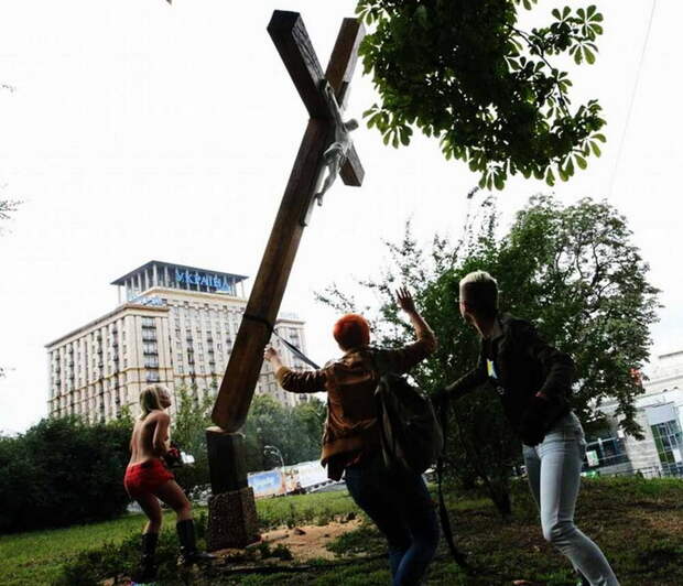Девка из FEMEN сама себя наказала за спиленный крест в Киеве...