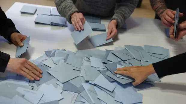 Во Франции закрылись участки для голосования на выборах президента