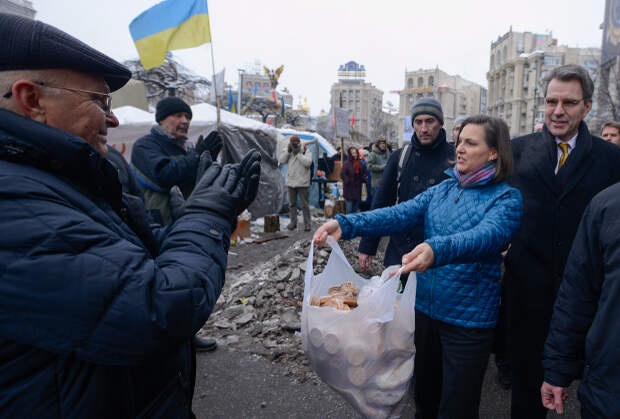 В пору президентства Обамы Украину от Госдепа курировала Виктория Нуланд, запомнившаяся раздачей печенек на Майдане