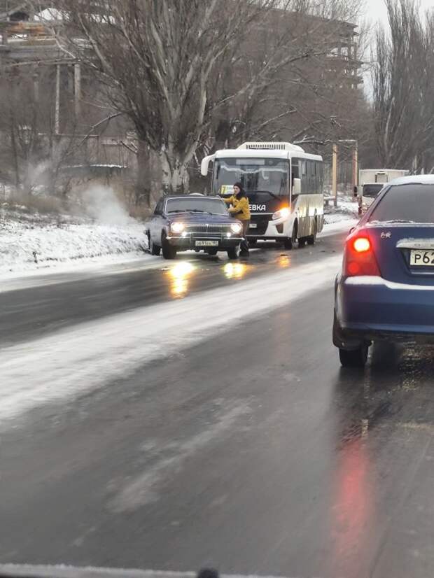 До шахты Чайкино утром было не посыпанно, как сейчас неизвестно, дорога стекло. Автобусы занесло, машины в гору буксуют. После шахты на восточном уже ...