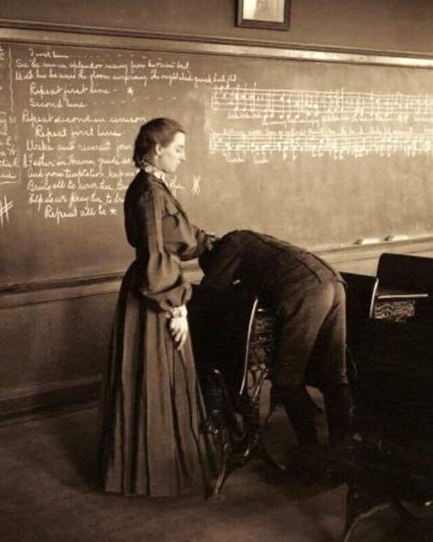 12. Школьная учительница наказывает ученика, Меномони, Висконсин, 1905 год 12. Школьная учительница наказывает ученика, Меномони, Висконсин, 1905 год