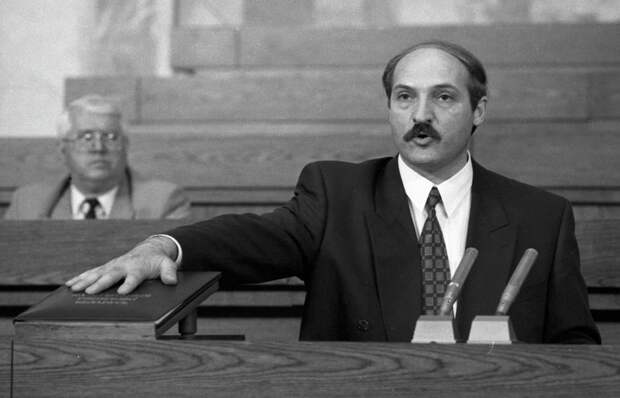 Первый президент Белоруссии Александр Лукашенко приносит присягу и произносит программную речь на заседании специальной сессии республиканского парламента
