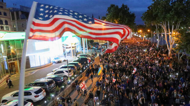 Протестующие против закона об иноагентах прошли по Тбилиси с флагами США