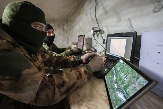 Работа разведгруппы ВС РФ с использованием многофункционального беспилотного комплекса - Фото: Александр Река/ТАСС