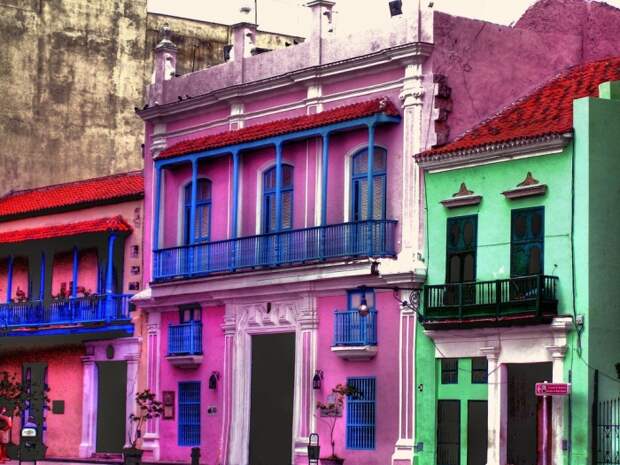 Окна в домах зарешечивали, чтобы обеспечить естественное проветривание и безопасность жилища (La Habana Vieja, Куба). | Фото: passporterapp.com.