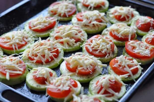 Запеченные кабачки с помидорами и сыром