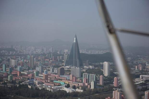 В октябре 2017 года NK News опубликовал фотографии, свидетельствующие о том, что работы над строительством отеля могли быть возобновлены Арам Пан, Пхеньян, видео, красота, редкие кадры, с высоты, фотограф