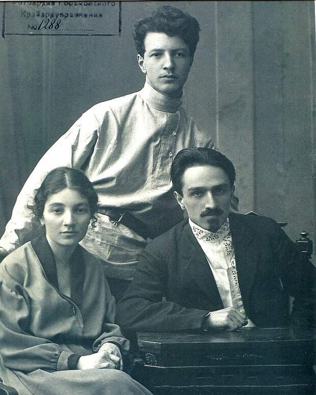 Анастас Микоян с семьей. 1921. история, россия, старые фотографии