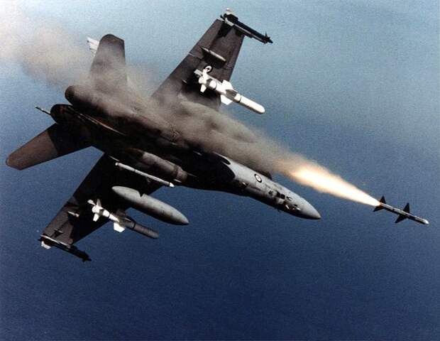 Многоцелевой истребитель F/A-18 Hornet Австралийских ВВС производит пуск ракеты Sparrow класса "воздух-воздух". 1990 г.