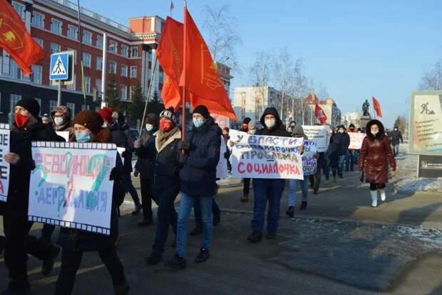 «Хватит Путина продлять»: барнаульцы вышли на митинг против развала медицины