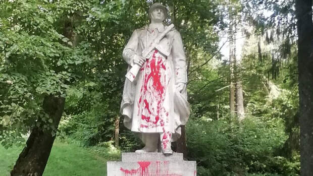 В Литве неизвестные залили краской памятник советским воинам