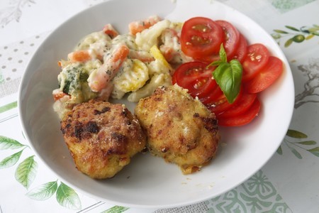 Запечённые рыбные котлеты с жаренным луком