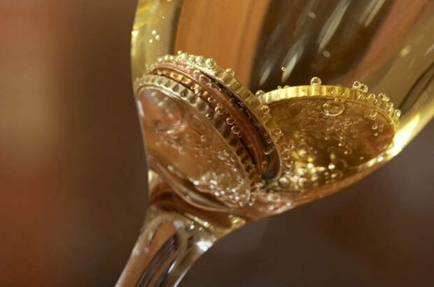 Юрист Хаминский: распитие алкоголя на работе может закончиться увольнением