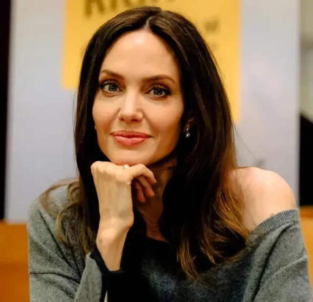 Анджелина Джоли