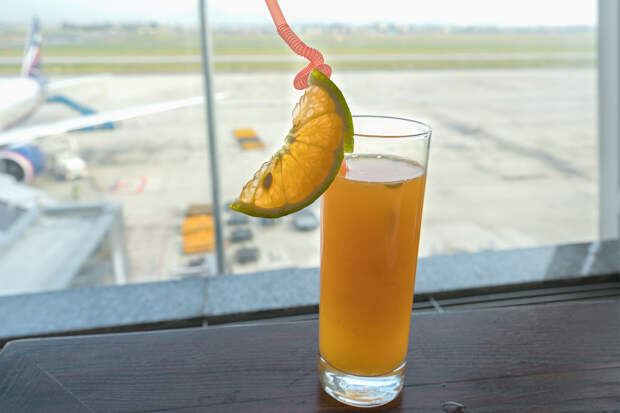 Турист подсыпал снотворное в напиток мужчины на рейсе до страны Азии