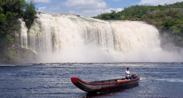 Клуб путешествий Павла Аксенова. Waterfall and boat in Canaima National Park, Venezuela. Фото coddie - Depositphotos