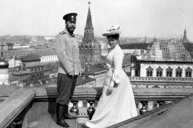 Николай II и императрица Александра Федоровна на крыше Большого Кремлевского дворца. 1903 год / Фото: history.com Николай II и императрица Александра Федоровна на крыше Большого Кремлевского дворца. 1903 год / Фото: history.com