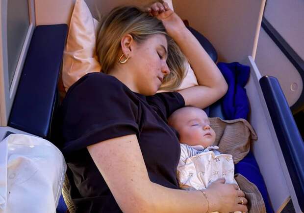 Фигуристка Трусова показала свой перелёт на Дальний Восток с грудничком