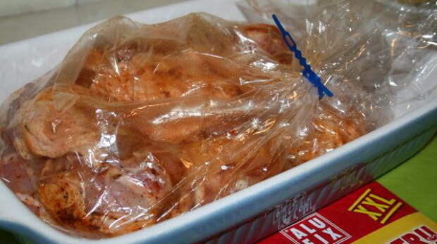 Курицу в пакете сколько запекать духовке