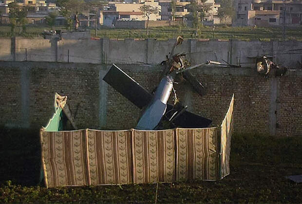 Часть вертолета, рухнувшего на стену особняка бен Ладена