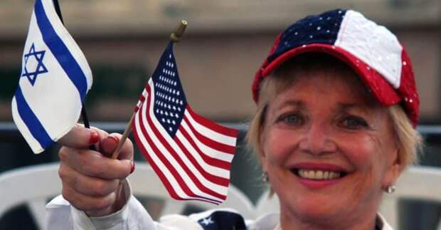 женщина с флагами США и Изралиля