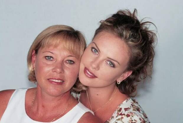 Шарлиз Терон с мамой. Шарлиз Терон с мамой.