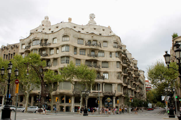 Барселона Дом Мила (Casa Mila) - одно из творений Антонио Гауди