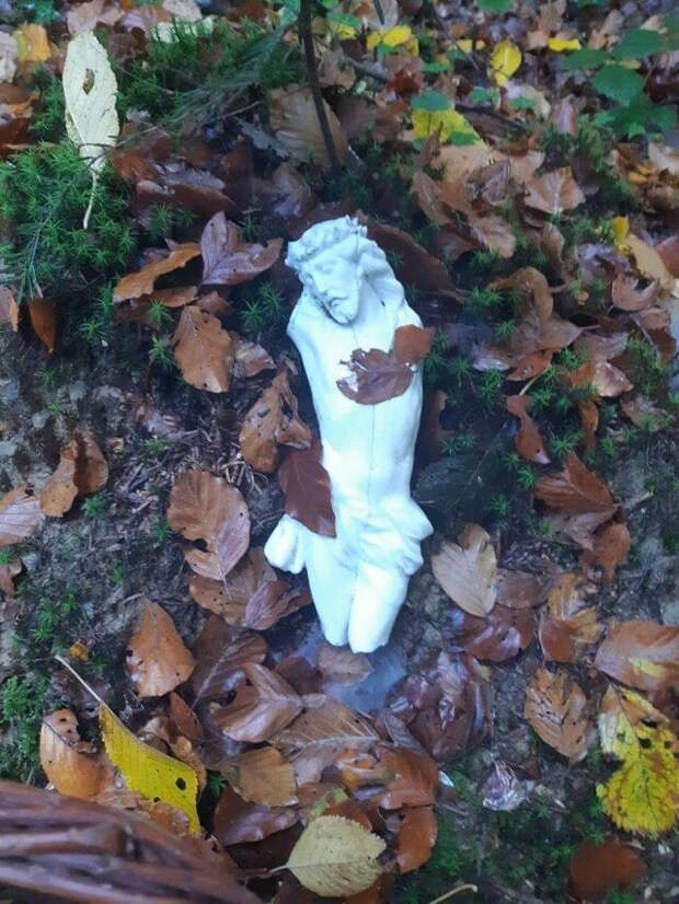 3. «Эту маленькую мраморную статуэтку Иисуса я нашла посреди леса, когда собирала грибы»