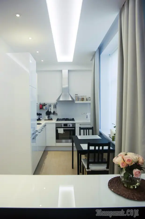 Черно-белая магия питерской сталинки с потолком-хамелеоном