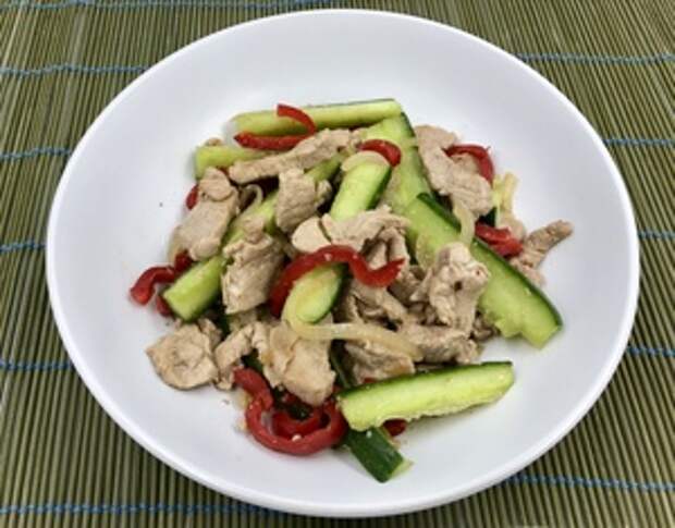 Фото к рецепту: Огурцы с мясом по-корейски Фото к рецепту: Огурцы с мясом по-корейски