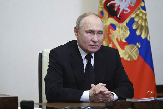 Путин поручил приоритетно зачислять на зарплаты врачам средства от ОМС