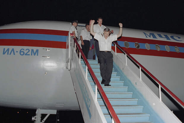 Семь российских летчиков благополучно вернулись на родину бортом МЧС России из Абу-Даби. Москва, 18 августа 1996 года
