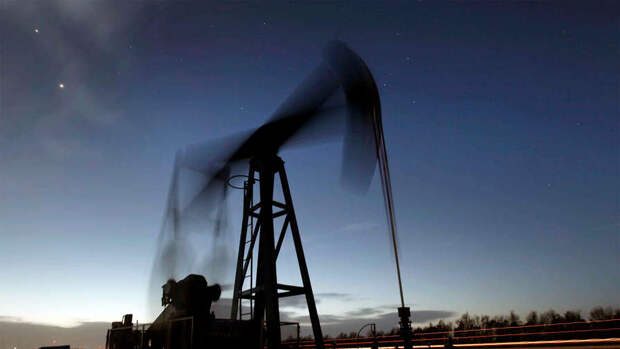 В ЕК пояснили, что введение потолка цен на нефть из России предусматривает плавный переход