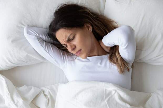 Недоброе утро. 7 причин, из-за которых после сна болят шея и спина