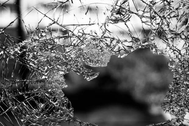 Вандалы разнесли стекло в тамбуре в 5-ом квартале Капотни