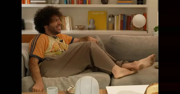 Испорченный воздух и грязные ноги: в сети "ужасаются" новым подкастом мужа Селены Гомес Бенни Бланко