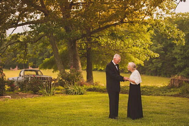 65 лет со свадьбы: удивительные фотографии пожилой пары