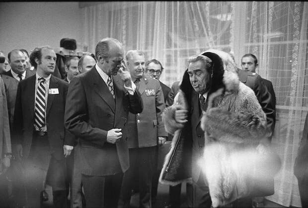 1974 год: на переговорах во Владивостоке президент США Джеральд Форд подарил Брежневу волчью куртку. Фото: Дэвид Хум Кеннерли (1974).