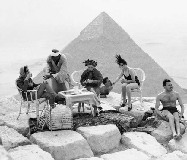 Ретро фотографии туристов на пирамидах Гизы  1