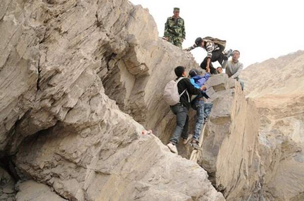 Отвесные скалы на пути к школе. Отвесные скалы на пути к школе.