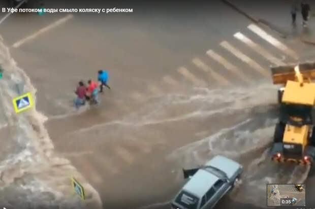 Картинки по запросу В Уфе водитель спас женщину с ребенком, унесенных ливневым потоком