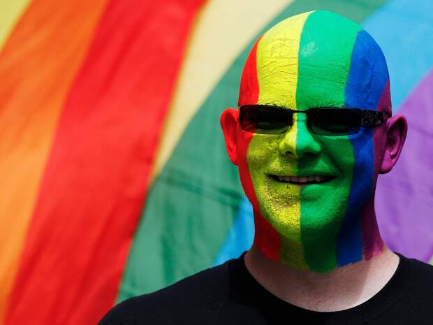 Они говорят: права геев и лесбиянок в России попираются. Они говорят, что представители сексуальных...
