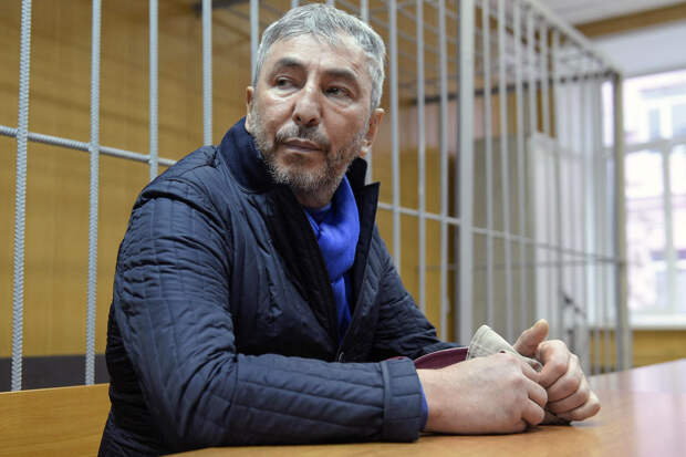 Бывший сенатор от Чечни и бизнесмен Умар Джабраилов покончил с собой. Что известно о трагедии в московской гостинице?