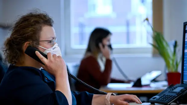 Мишустин поручил доработать нормативы по числу операторов горячей линии 122