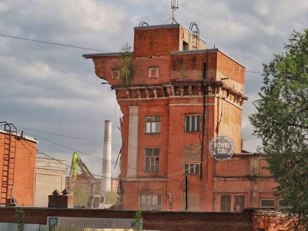 В Туле сносят здание хлебозавода по улице Комсомольской