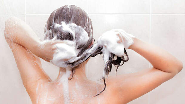 Дерматолог Леденцова заявила, что гипертоникам опасно мыть голову холодной водой