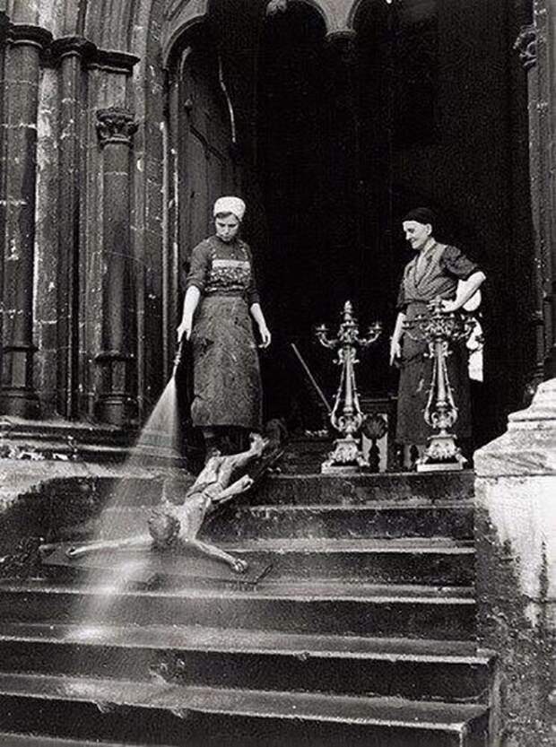 Уборщицы моют распятие, 1938 год. история, ретро, фото