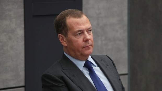 Медведев призвал Шольца и Макрона после выборов в ЕП уйти на «свалку истории»